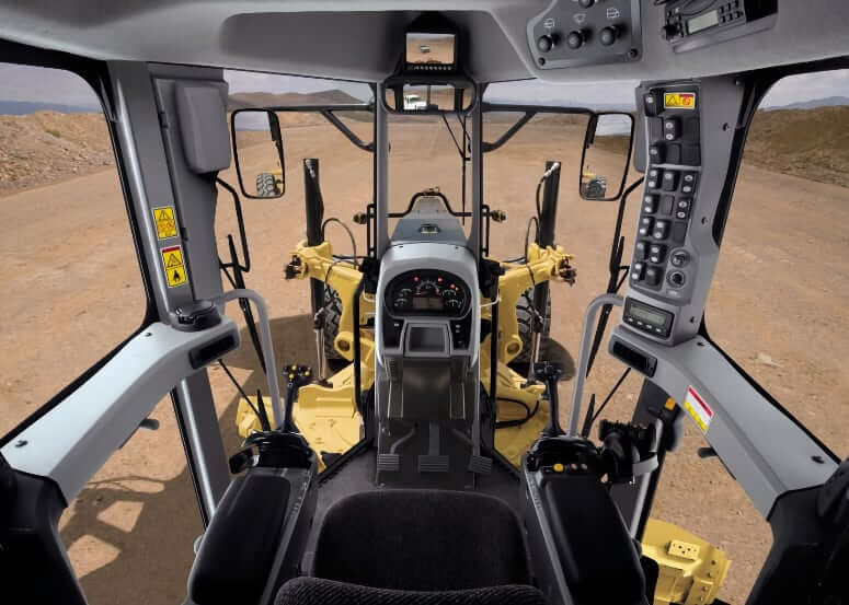 Интерьер кабины грейдера CAT 16M