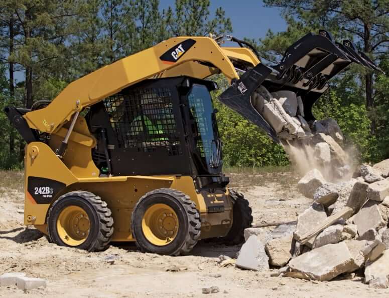 Колесный мини-погрузчик CAT 242B Series 3 с грейферным ковшом