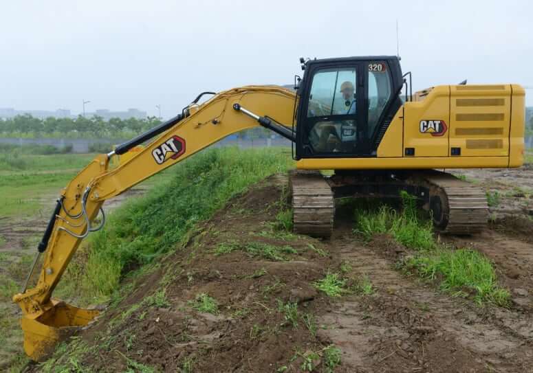 Вылет стрелы и рукояти экскаватора CAT 320