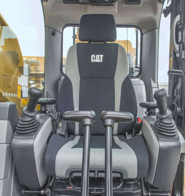 Интерьер кабины экскаватора CAT 374F L