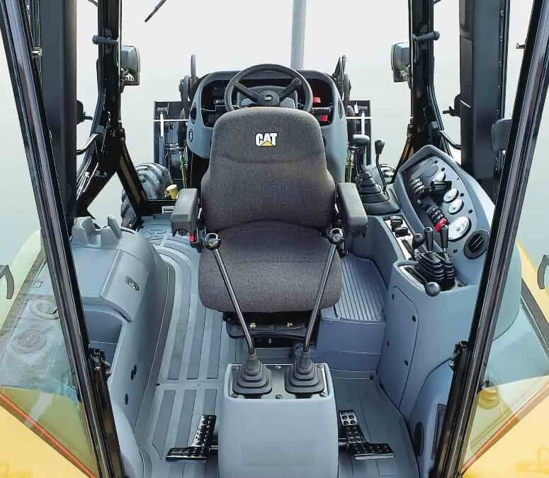 Интерьер кабины и кресло оператора CAT 428D
