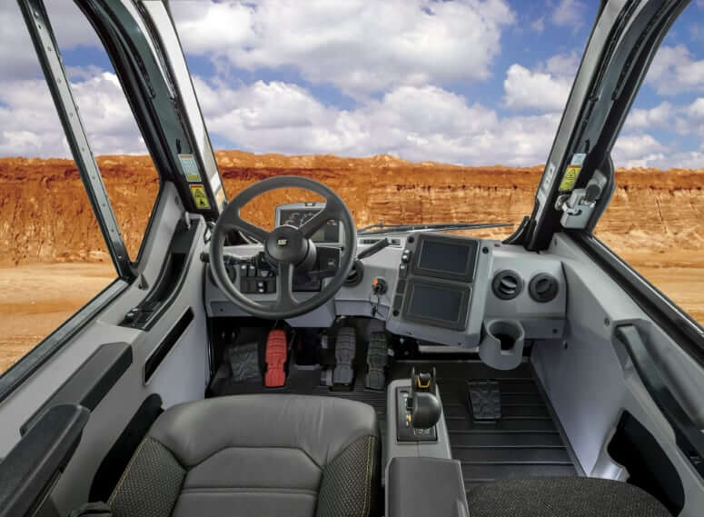Интерьер кабины горного самосвала CAT 777