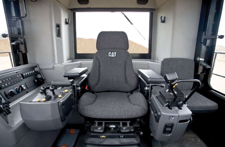 Интерьер кабины погрузчика CAT 992K