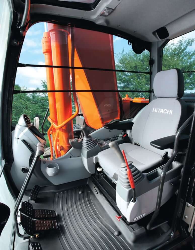 Интерьер кабины оператора Hitachi ZX330-5g