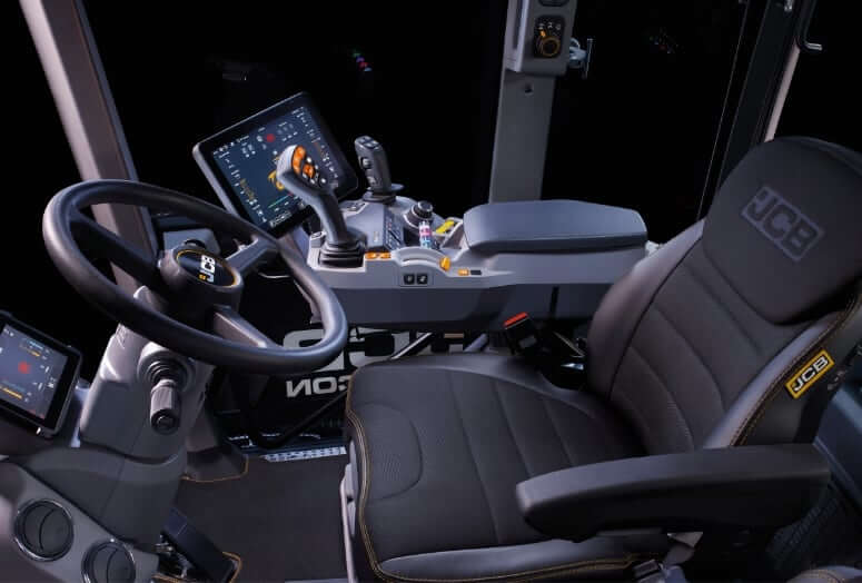 Интерьер кабины трактора JCB Fastrac 8330