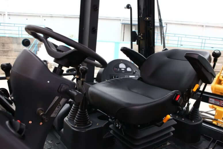 Интерьер кабины экскаватора-погрузчика LiuGong 777A