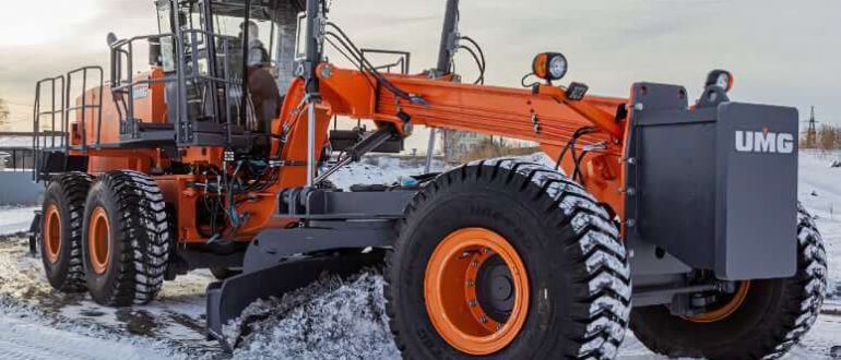 Автогрейдер UMG ДЗ-350 - самый мощный грейдер в России